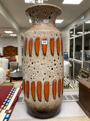 un grand vase posé sur une table dans une pièce