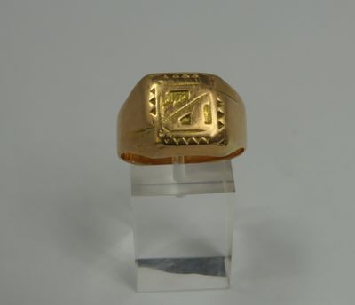 an image of a gold ring with a square design on it