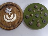 une petite boîte en bois ornée de boutons et d'une feuille