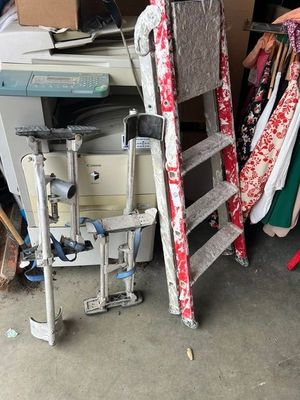 une pile de vêtements et une imprimante dans un garage