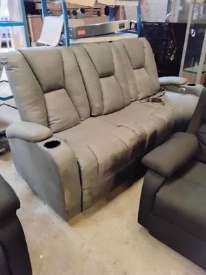 deux fauteuils inclinables et un canapé dans une pièce