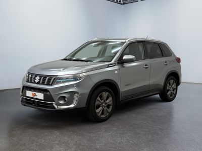 La nouvelle Suzuki Vitax est garée dans un showroom