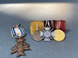 deux médailles et une médaille sont posées sur une table