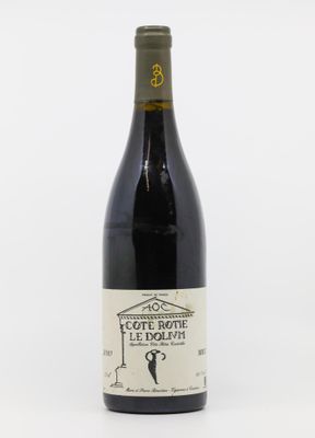 la bouteille de vin est posée sur une surface blanche