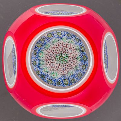 un vase rouge orné d'un motif bleu et blanc