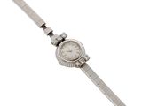 une photo d'une montre-bracelet dont la lunette est sertie de diamants