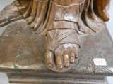 une statue en bronze représentant une femme avec un oiseau sur le bras
