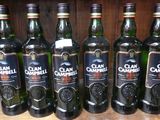 six bouteilles de vin sont alignées sur une étagère