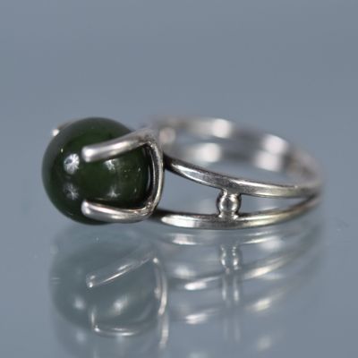 bague en argent sterling sertie d'une pierre de jade verte et dotée d'un anneau en argent