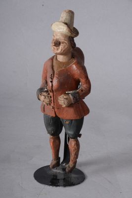 une statue représentant un homme avec un chapeau et une canne