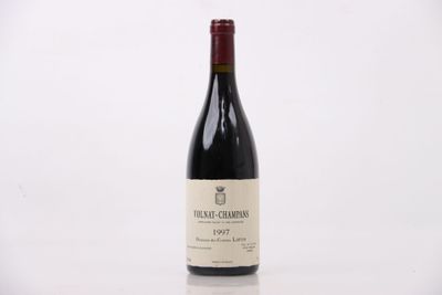 la bouteille de vin rouge est posée sur une surface blanche