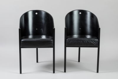 une paire de chaises noires dont les assises sont recouvertes de cuir noir