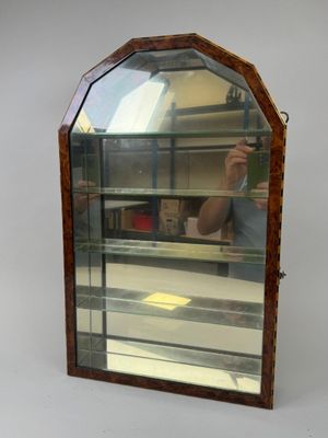 un homme en train de prendre une photo d'une vitrine en verre
