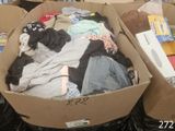 une boîte en carton remplie de vêtements et d'autres objets