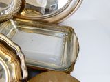 beaucoup de plats en argent sur une table avec un miroir
