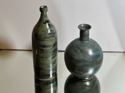 deux vases posés sur une table en verre