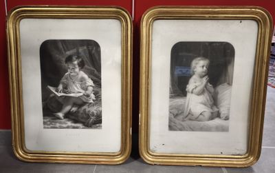 deux photos encadrées représentant un bébé et un enfant assis sur un lit