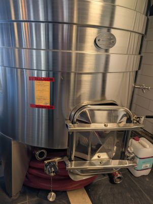 une grande cuve en acier inoxydable installée dans une pièce