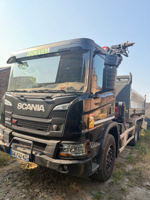 un camion garé sur le côté de la route