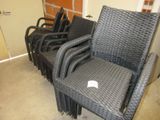 beaucoup de chaises alignées en rang