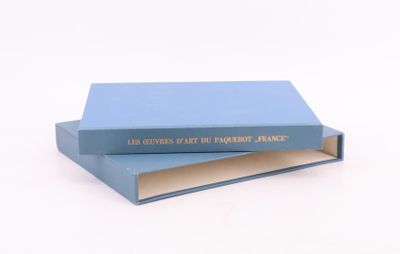 deux livres posés l'un sur l'autre sur une surface blanche