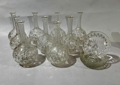 six vases en verre posés sur une table blanche