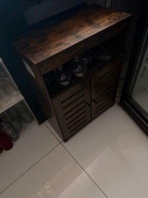 un meuble en bois avec une porte en verre dans une pièce