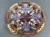 une image représentant une boîte décorative ornée d'un motif floral