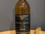 la bouteille de vin est posée sur une table en bois