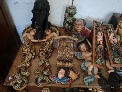 de nombreuses figurines posées sur une table avec une lampe