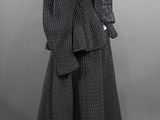 un tailleur-jupe noir sur un mannequin, mannequin, mannequin, mannequin, mannequin, mann