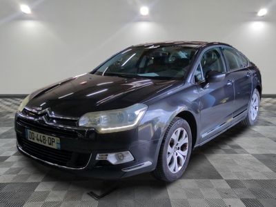 la photo d'une voiture garée dans un garage