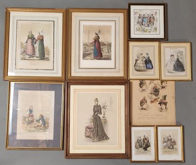 de nombreuses photos encadrées sur le mur d'une pièce