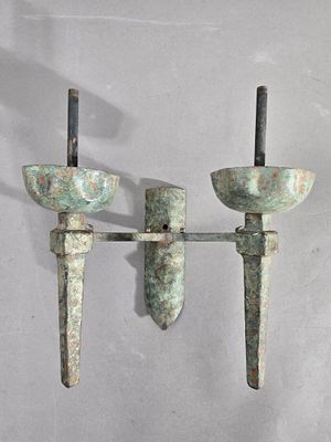 deux appliques métalliques accrochées l'une à côté de l'autre sur un mur