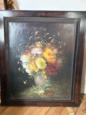 tableau représentant un vase de fleurs posé sur une table à côté d'une lampe