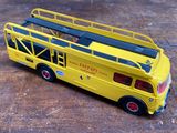 un petit bus jaune en plastique posé sur une table