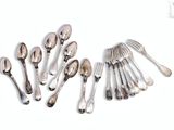 un grand nombre de cuillères et de fourchettes en argent sur une surface blanche