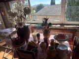 une table recouverte d'une nappe à carreaux rouges et blancs, avec un vase de fleurs
