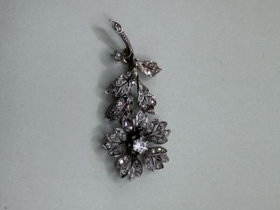 Pendentif en or 750 millièmes et argent en forme de fleur se…