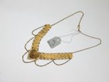 collier composé de perles dorées et d'une étiquette sur un fond blanc
