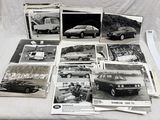 plusieurs photographies en noir et blanc de voitures anciennes posées sur une table