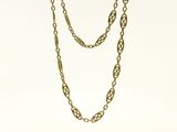 Collier à chaîne plaquée or avec des maillons ovales sur fond blanc