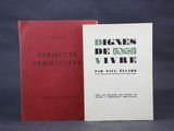 deux livres posés l'un sur l'autre sur une table