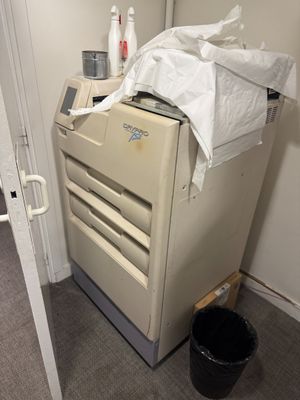 une image représentant une pièce avec une machine et une poubelle