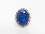 gros plan d'une bague en saphir bleu et diamant sur une surface blanche