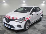 la voiture blanche et rouge est garée sur un sol en damier