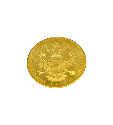gros plan d'une pièce d'or sur fond blanc