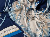 un gros plan sur une écharpe au motif bleu et blanc