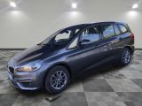 une BMW Tourer grise garée dans un garage