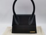 un gros plan sur un casque posé sur un sac